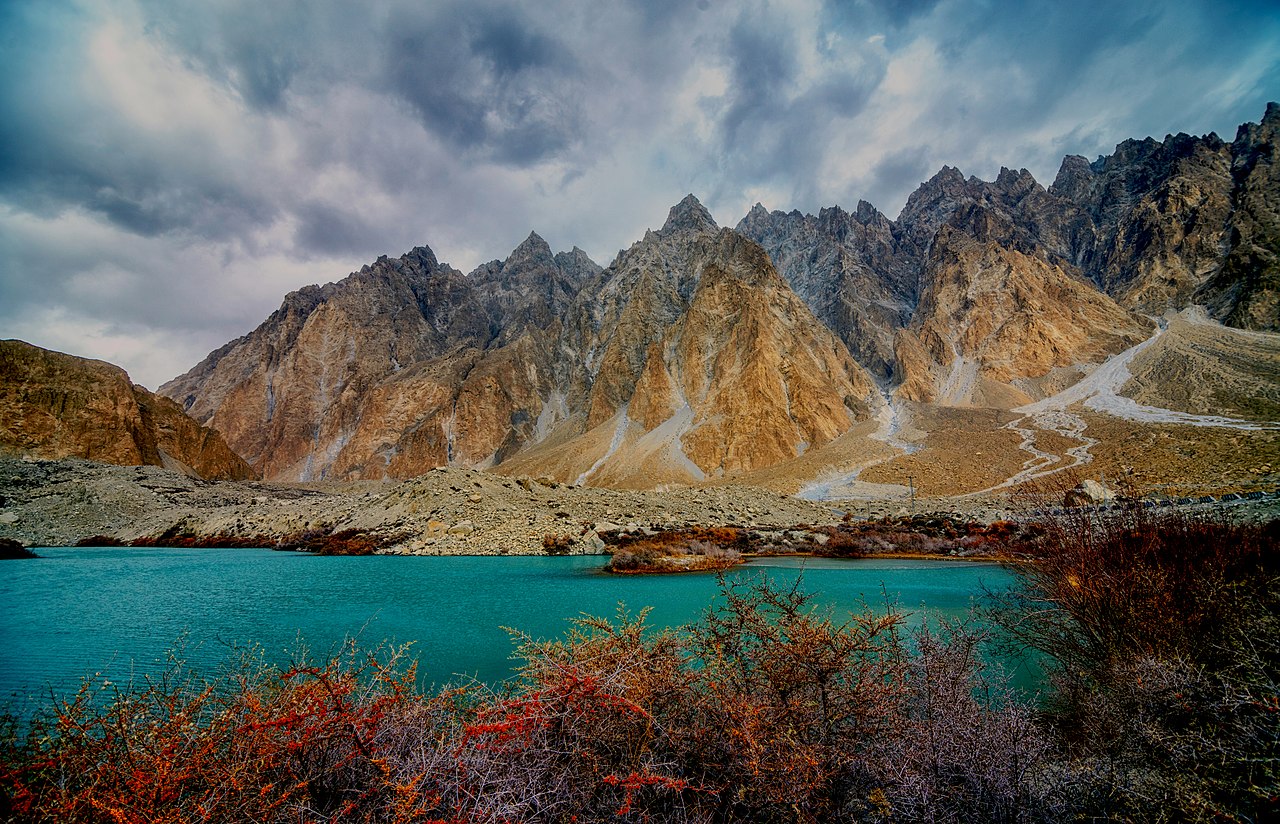  1280px-Batura_lake_and_passu_cones