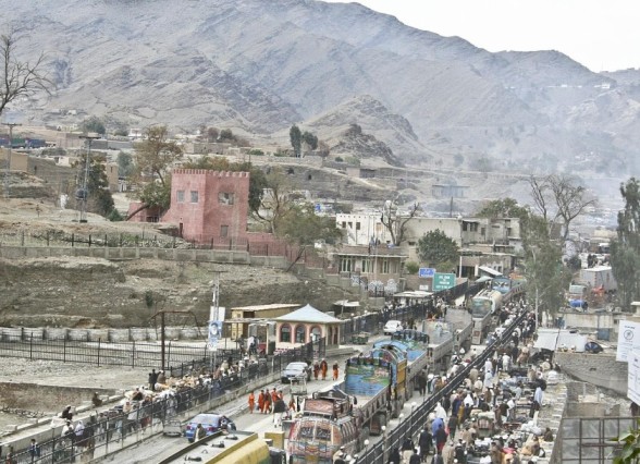 Trucks_crossing_into_Kyber_Pakhtunkhwa_at_Torkham-