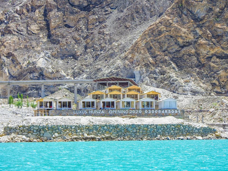  luxus-Hunza-resort-in-Attabad-Lake.